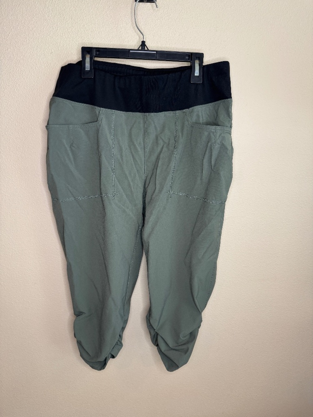 Royal Robbins. Women's green cropped pants size Large